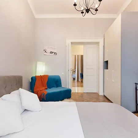 Chopin In The Center Of Daire *